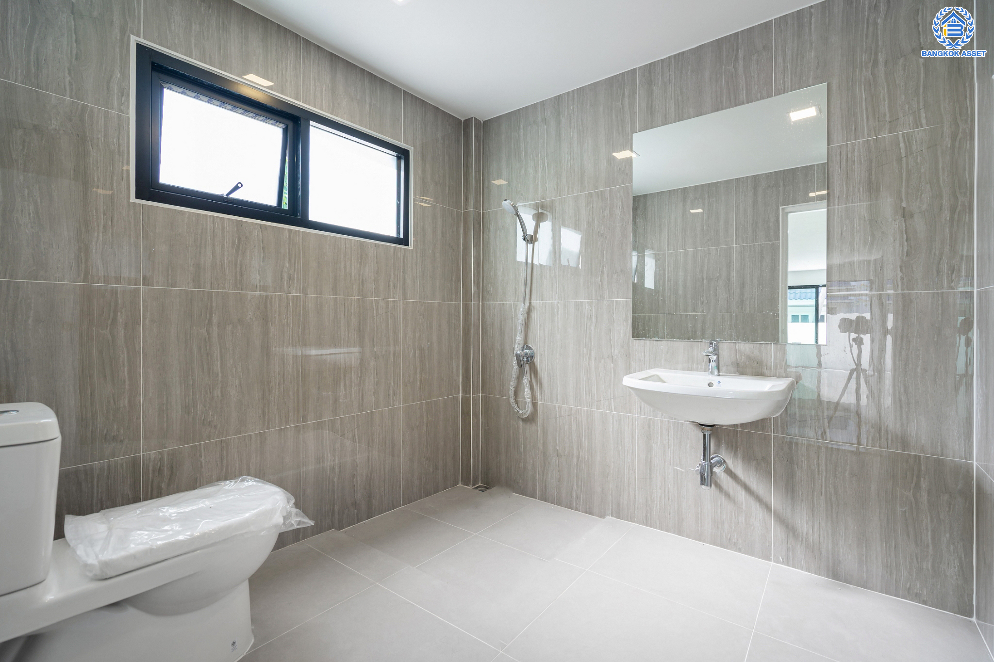 บ้านมือสองตกแต่งใหม่ ซอยวัดเวฬุวนาราม36 สรงประภา-ดอนเมือง บ้านเดี่ยวหลังใหญ่ เนื้อที่ 101 ตร.ว. ฟังก์ชัน 5 ห้องนอน 5 ห้องน้ำ 1 ห้องอเนกประสงค์ 1 ห้องรับประทานอาหาร 1 ห้องแม่บ้าน จอดรถได้ถึง 4 คัน บนทำเลดีที่สุด ใกล้สนามบินดอนเมือง ทางด่วน "ศรีสมาน" และรถไฟฟ้าสายสีแดง "สถานีดอนเมือง"